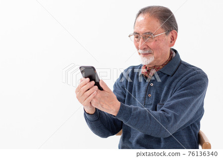 操作智能手機的老人 操作智能手機的老人 76136340