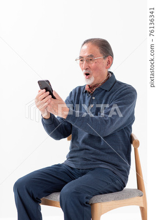 老人智能手機驚訝 老人智能手機驚訝 76136341