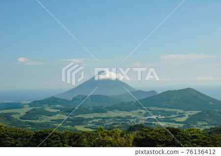 Kaimondake volcano and blue sky 76136412