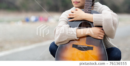 彈吉他的年輕音樂家 76136555