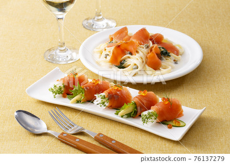 Smoked salmon cooking 76137279