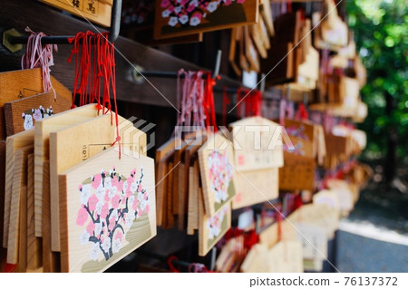 供在神社祈禱的祈願碑 76137372