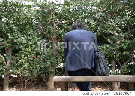 Businessman outdoor back view Businessman outdoor back view 76137964