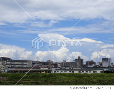 大阪的天空與夏天的雲彩 大阪的天空與夏天的雲彩 76139284