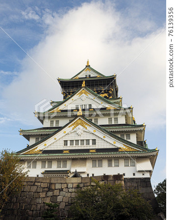 Osaka Castle castle tower with blue sky and clouds in the background 76139356