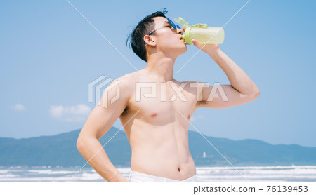 Man, sea, summer vacation Man, sea, summer vacation 76139453