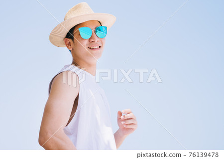 Man, sea, summer vacation 76139478