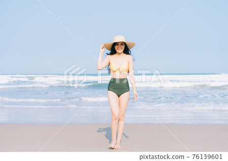 Woman bikini 76139601
