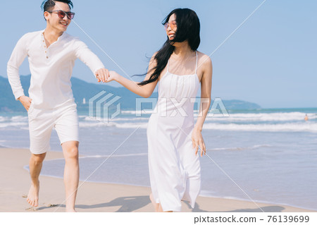 Couple, sea, summer vacation 76139699