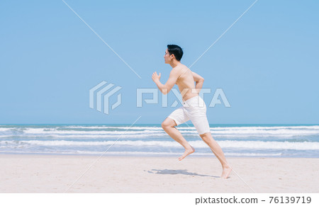Man, sea, summer 76139719