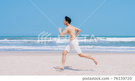 Man, sea, summer 76139720