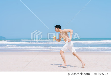 Man, sea, summer 76139723