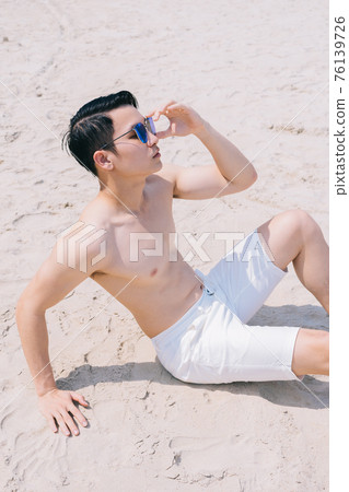 Man, sea, summer 76139726