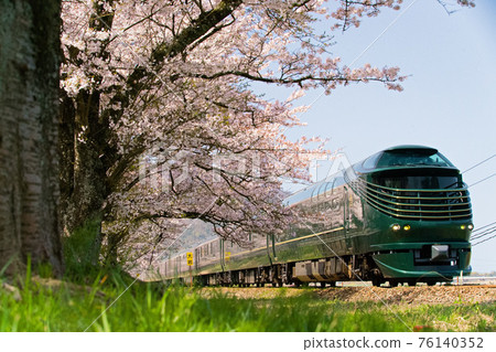 Go in full bloom Go in full bloom 76140352