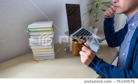 一個用電腦支架消除彎腰的男人 | 在家工作圖片 一個用電腦支架消除彎腰的男人 | 在家工作圖片 76140676