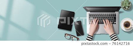 手、智能手機和平板電腦打字筆記本電腦的桌面 手、智能手機和平板電腦打字筆記本電腦的桌面 76142716