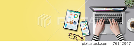 手、智能手機和平板電腦打字筆記本電腦的桌面 76142947