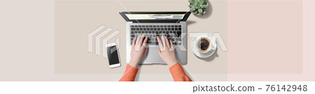 手、智能手機和平板電腦打字筆記本電腦的桌面 手、智能手機和平板電腦打字筆記本電腦的桌面 76142948