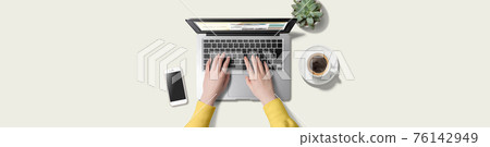 手、智能手機和平板電腦打字筆記本電腦的桌面 手、智能手機和平板電腦打字筆記本電腦的桌面 76142949