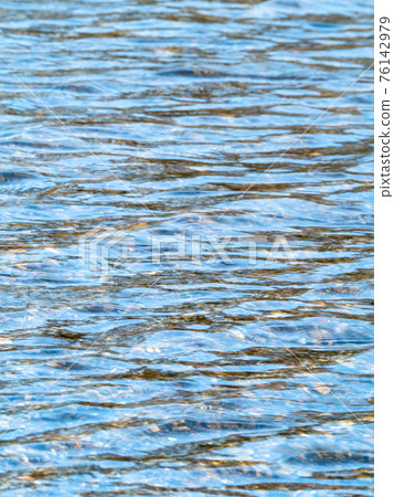 美麗的水面表達透明度 美麗的水面表達透明度 76142979