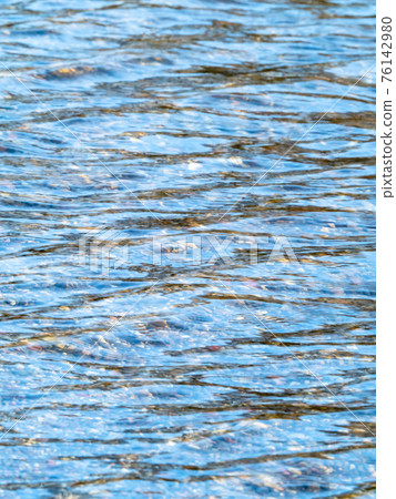 Beautiful water surface expression transparency 76142980