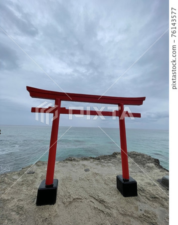 伊豆白濱神社海岸上的鳥居,不過天氣真的很不好 伊豆白濱神社海岸上的鳥居,不過天氣真的很不好 76143577