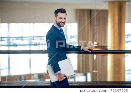 Elegant businessman in a nice suit looing confident 76147905