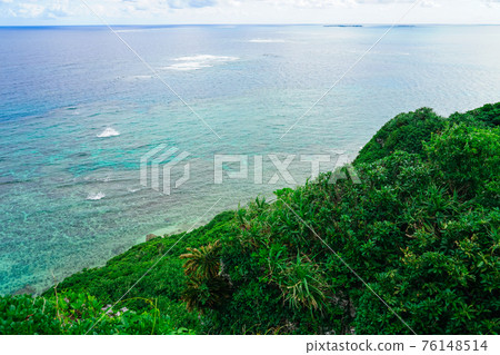 Okinawa Miyagi Island, a view of the sea from the cliff of "Happy Cliff" 76148514