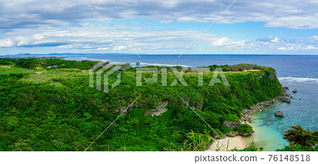 Okinawa Miyagi Island, a view of the sea from the cliff of "Happy Cliff" 76148518