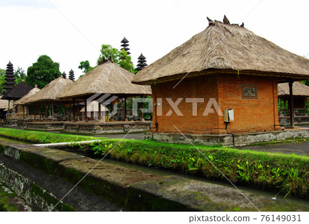 Thatched roof building of Taman Ayun Temple 76149031