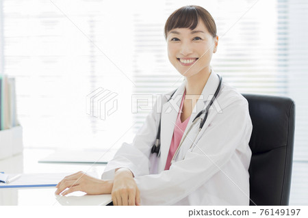 Female doctor 76149197
