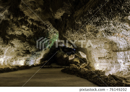 Inside volcanic cave - Cueva de los Verdes Inside volcanic cave - Cueva de los Verdes 76149202