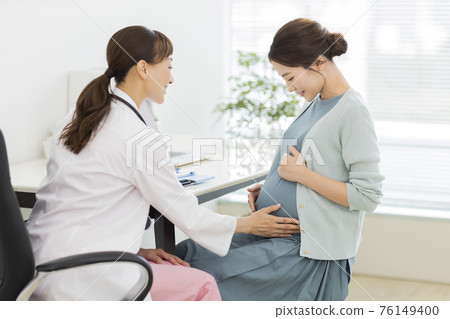 Pregnant women receiving medical examination 76149400