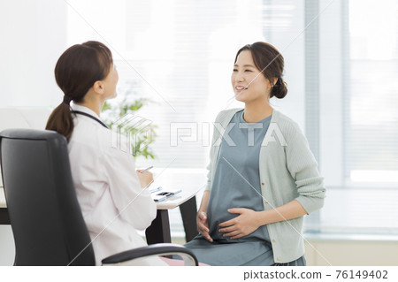 Pregnant women receiving medical examination 76149402