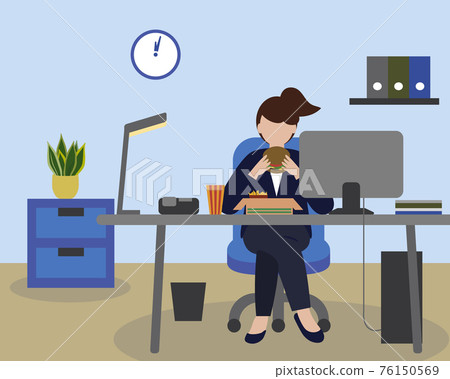 在辦公室吃午飯的女人 76150569