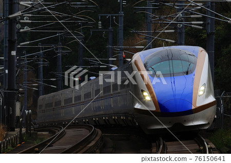 W7 series passing through Annakaharuna Station 76150641