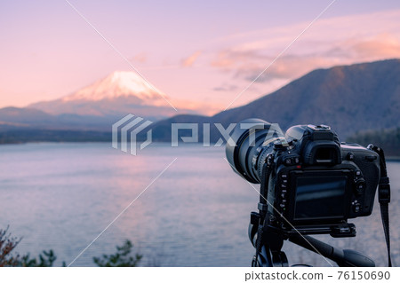 Single-lens reflex camera (Lake Motosu) that shoots red Fuji at dusk 76150690