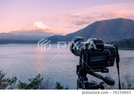 在黃昏時捕捉紅色富士的單反相機（本栖湖） 76150693