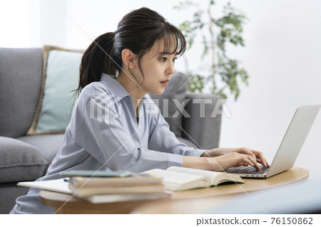 在計算機上鍵入一個年輕女人的配置文件 76150862