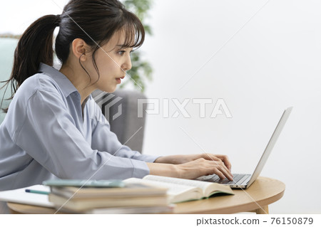在計算機上鍵入一個年輕女人的配置文件 76150879