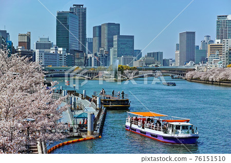 View of Hachikenya Beach and Nakanoshima from Tenmanbashi, Osaka in spring (Tenjinbashi and sword tip fountain) 76151510