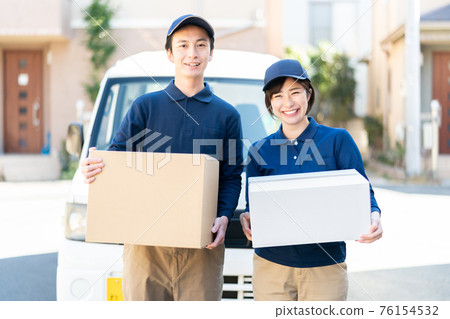 帶紙板的送貨人員男女 76154532