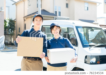 Delivery staff men and women with cardboard 76154534