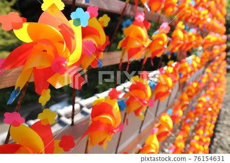 Town lined with windmills 76154631