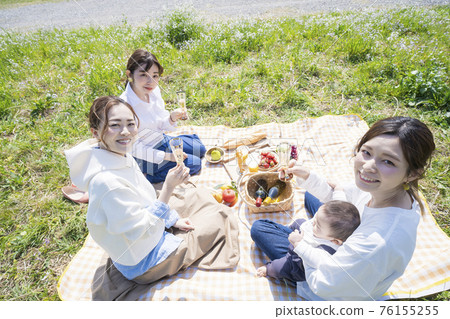 享受野餐的人們 76155255
