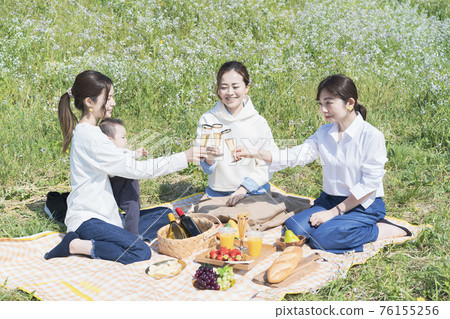 享受野餐的人們 76155256