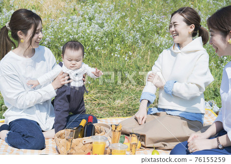 享受野餐的人們 76155259