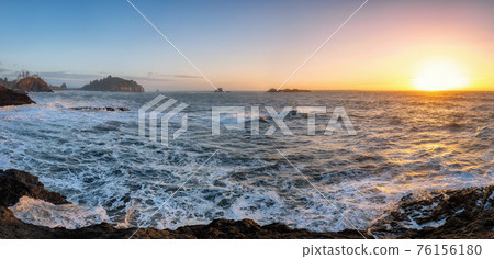 Sunset at a Rocky Beach, Northern California Coast 76156180