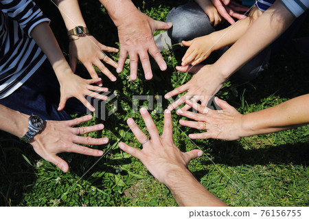 Up the hands of the third generation family 76156755