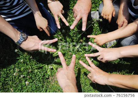 Up the hands of the third generation family 76156756